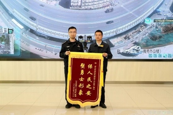 公交車上他一聲大吼！魏杰，好樣的！