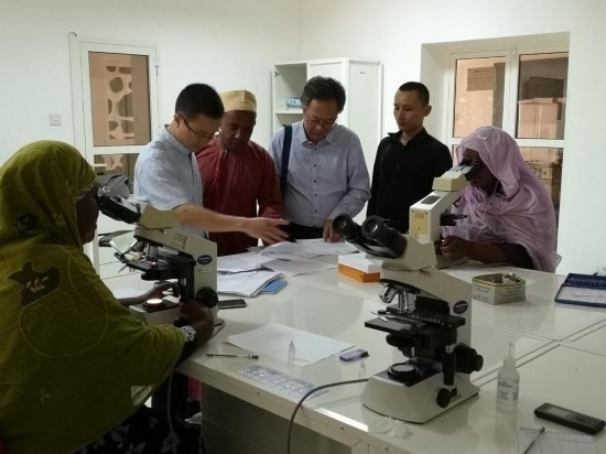 廣州中醫(yī)藥大學(xué)青蒿抗瘧援外醫(yī)療隊(duì)考察科摩羅國(guó)家瘧疾防治中心實(shí)驗(yàn)室。