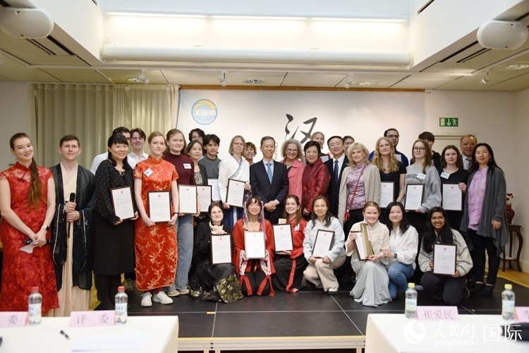 中國駐瑞典大使崔愛民、使館負責(zé)教育事務(wù)的黃立瓊參贊、預(yù)選賽評委老師和指導(dǎo)老師，以及所有獲獎選手合影留念。人民網(wǎng)記者 殷淼攝