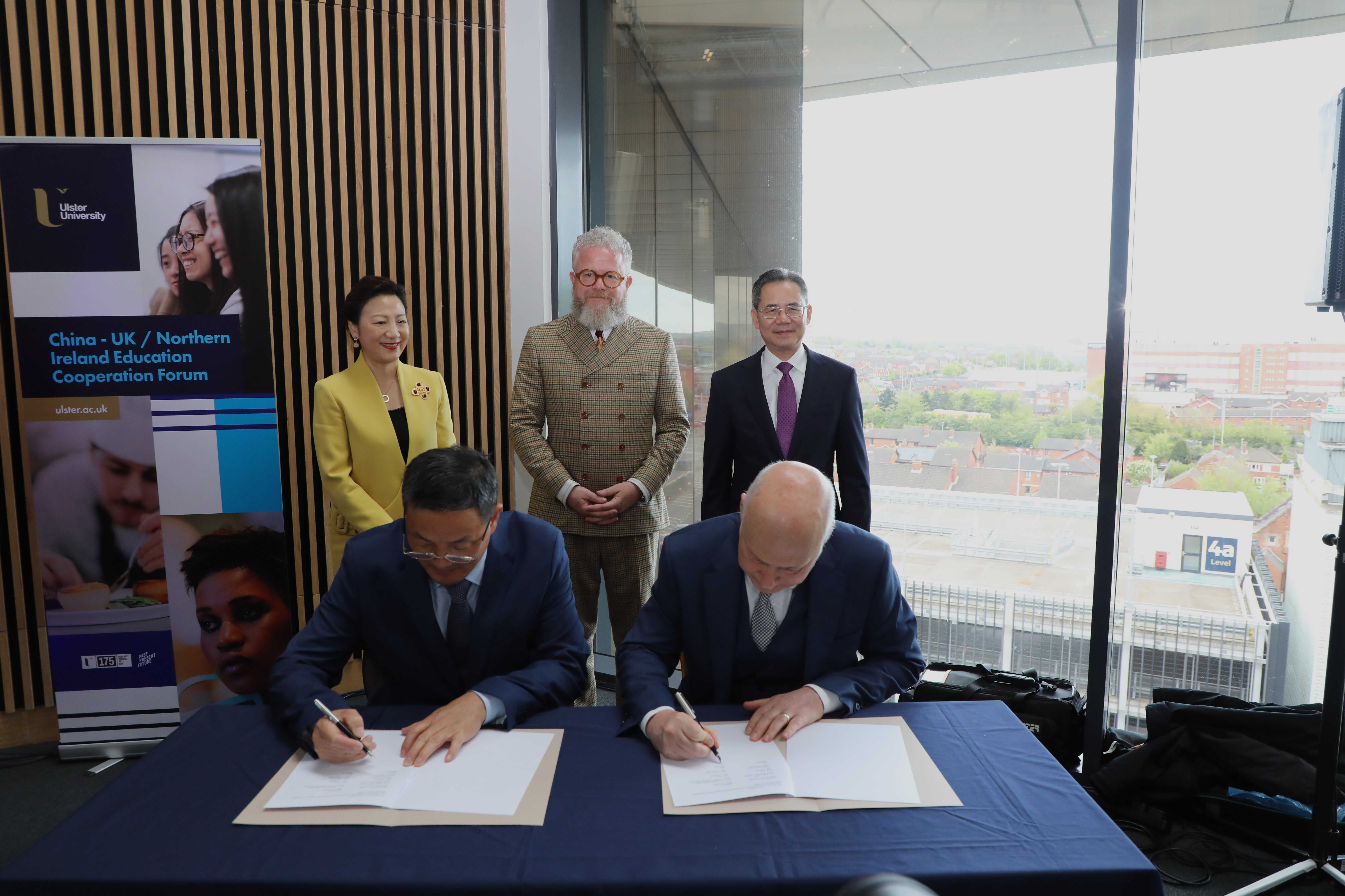 湖北師范大學(xué)同奧斯特大學(xué)簽署共建教育語言文化交流中心的協(xié)議現(xiàn)場。中國駐英國大使館供圖
