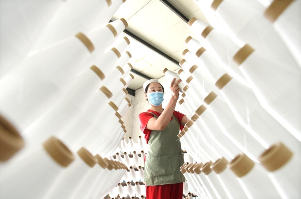 2024年5月1日，工人在山東省淄博市沂源縣悅莊工業(yè)園一玻纖企業(yè)整理加工的產(chǎn)品。新華社發(fā)（趙東山攝）