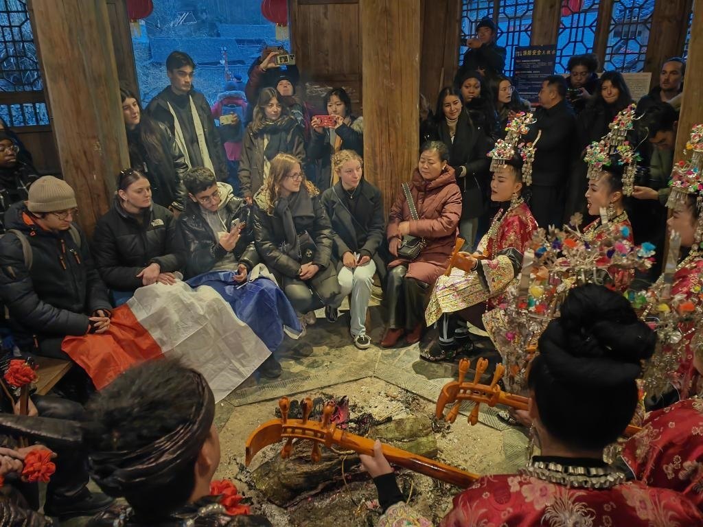 法國(guó)青年在榕江體驗(yàn)民俗文化。新華社記者 羅羽 攝