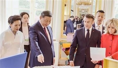 △當(dāng)?shù)貢r間5月6日下午，在中法領(lǐng)導(dǎo)人會談前，習(xí)近平主席向馬克龍總統(tǒng)贈送中國翻譯的法國小說。