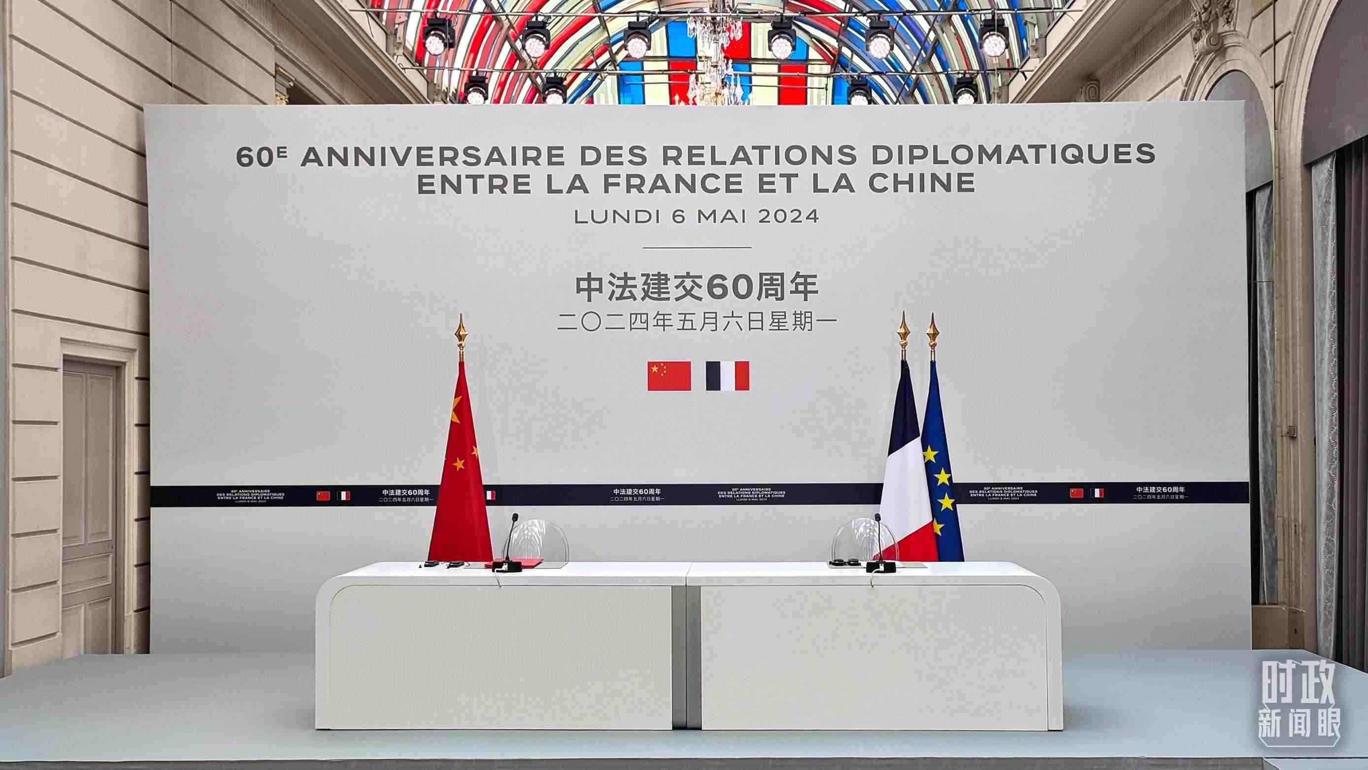 △習(xí)主席在巴黎愛(ài)麗舍宮同馬克龍總統(tǒng)會(huì)談后共同會(huì)見(jiàn)記者，這是會(huì)見(jiàn)開(kāi)始前的現(xiàn)場(chǎng)。（總臺(tái)央廣記者劉會(huì)民拍攝）