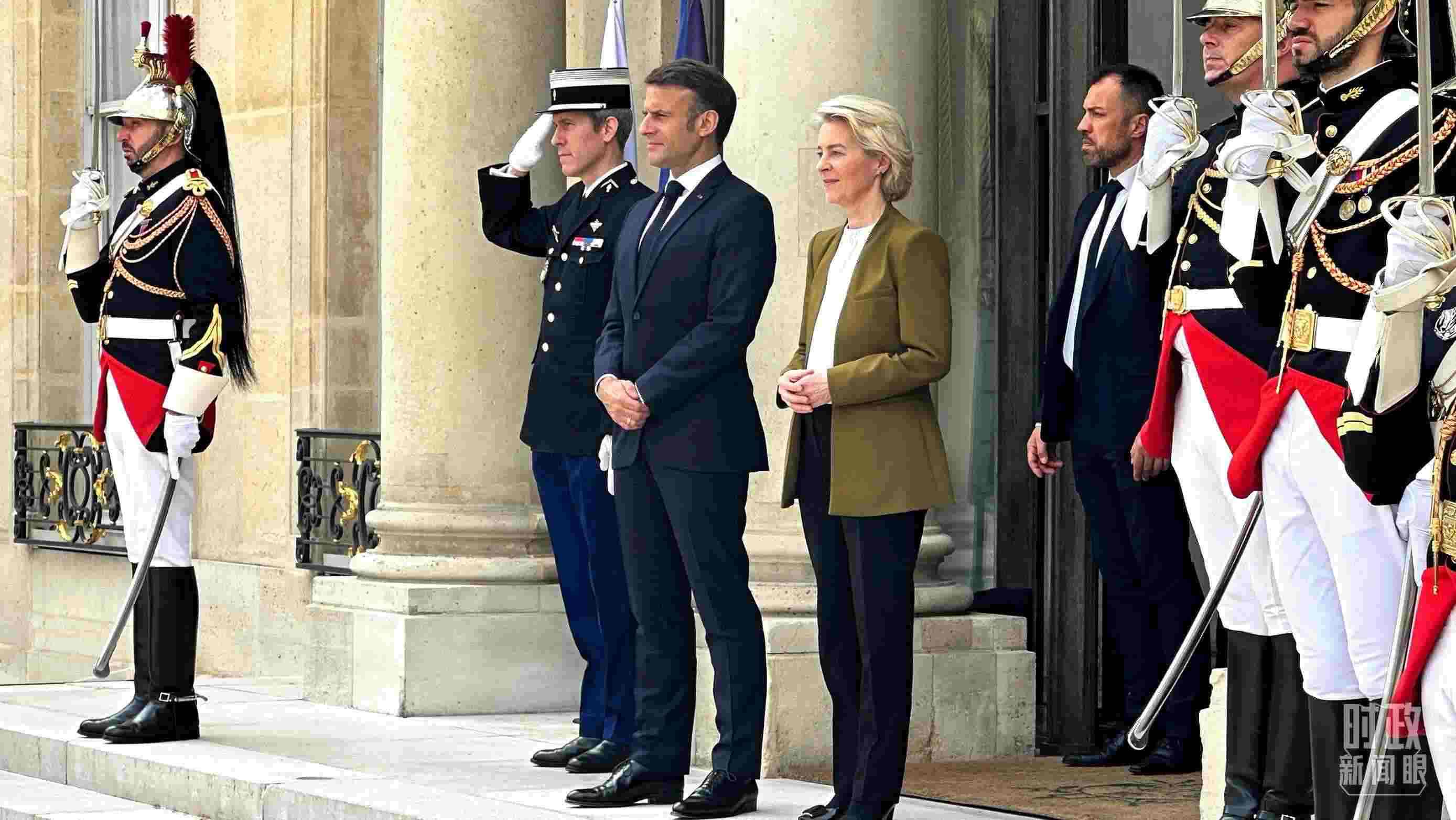 △中法歐領(lǐng)導(dǎo)人三方會(huì)晤后，馬克龍總統(tǒng)和馮德萊恩主席將習(xí)主席送至上車(chē)處。（總臺(tái)央視記者關(guān)舟拍攝）