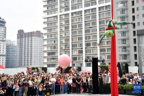 5月7日，演員在長沙國金中心表演木偶劇。新華社記者 陳振海 攝