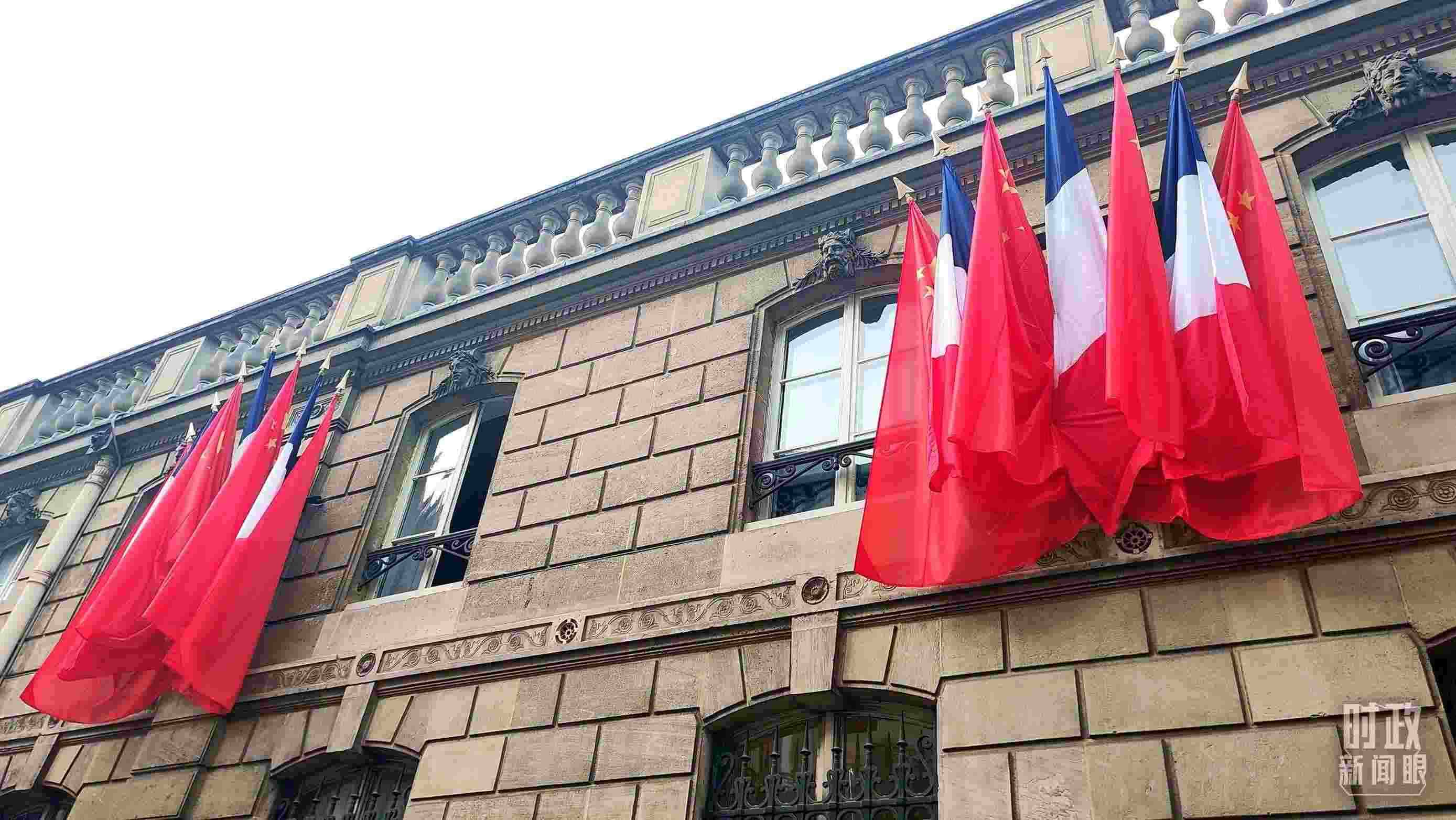 △中法歐領(lǐng)導(dǎo)人三方會(huì)晤地點(diǎn)——愛(ài)麗舍宮懸掛中法兩國(guó)國(guó)旗。（總臺(tái)央視記者劉琦拍攝）