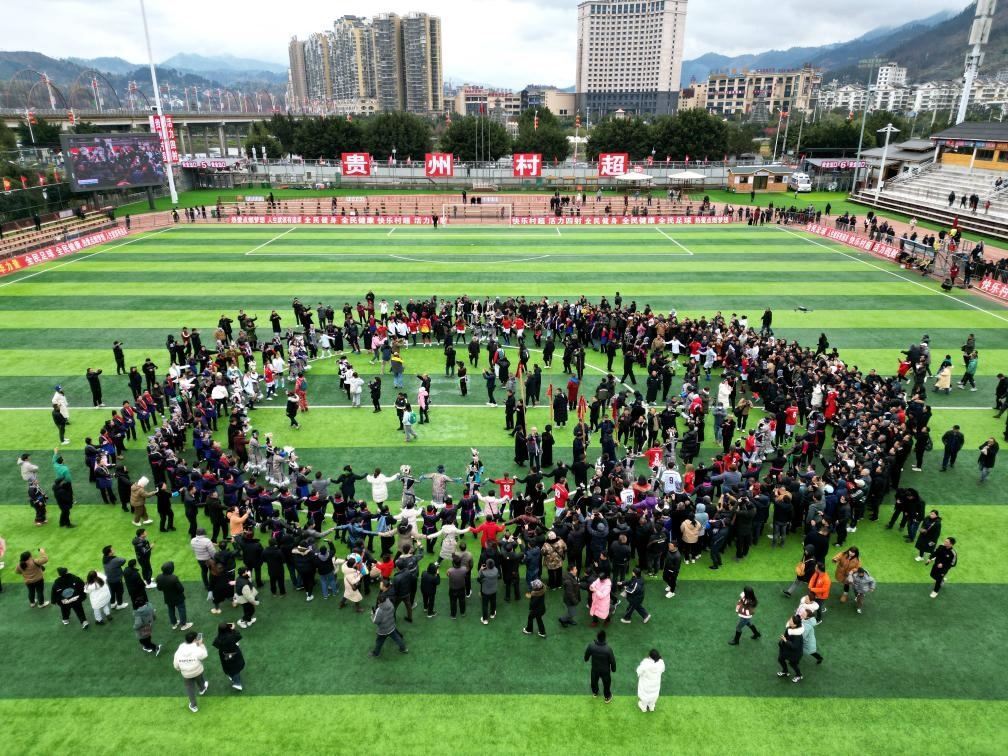 比賽結(jié)束后，兩隊(duì)隊(duì)員、親友團(tuán)和大批觀眾手拉手跳起侗族舞蹈。新華社發(fā)（王炳真攝）