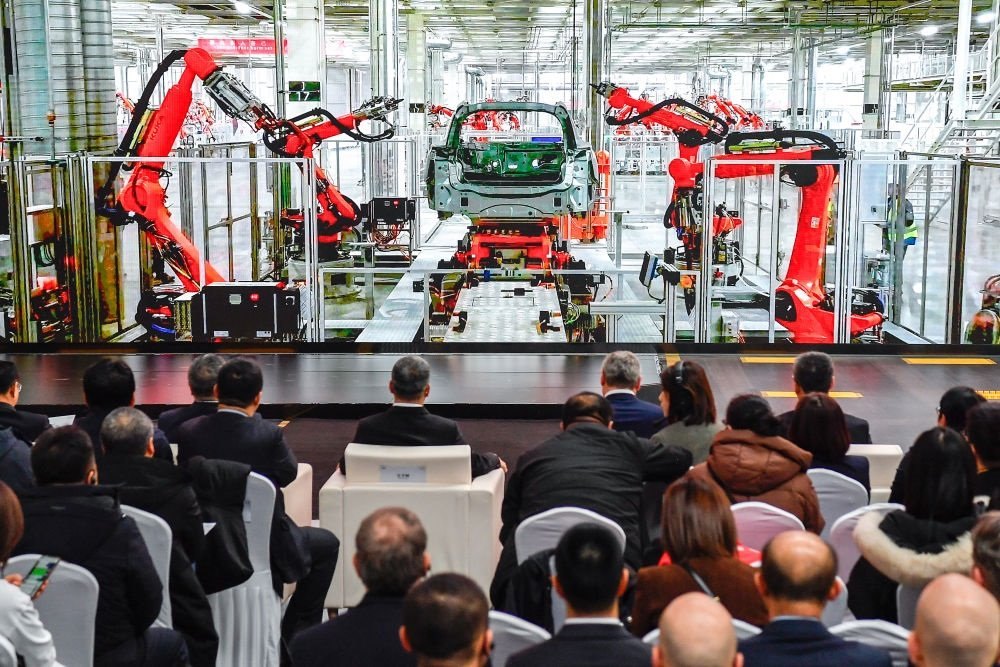 2024年1月26日，奧迪一汽新能源汽車(chē)有限公司預(yù)批量生產(chǎn)正式啟動(dòng)，嘉賓觀看奧迪一汽新能源汽車(chē)有限公司生產(chǎn)車(chē)間的宣傳短片。新華社記者 許暢 攝