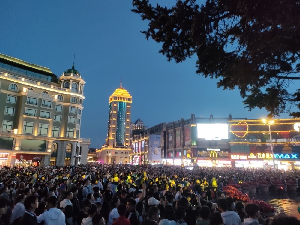 “五一”假期，哈爾濱松花江畔游人如織（2024年5月2日攝）。新華社記者 朱悅 攝