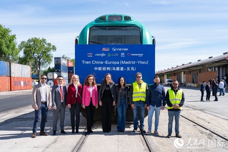 義新歐集團合作伙伴德鐵貨運歐亞有限公司員工與紀念號班列合影留念。大衛(wèi)·阿瑪爾攝