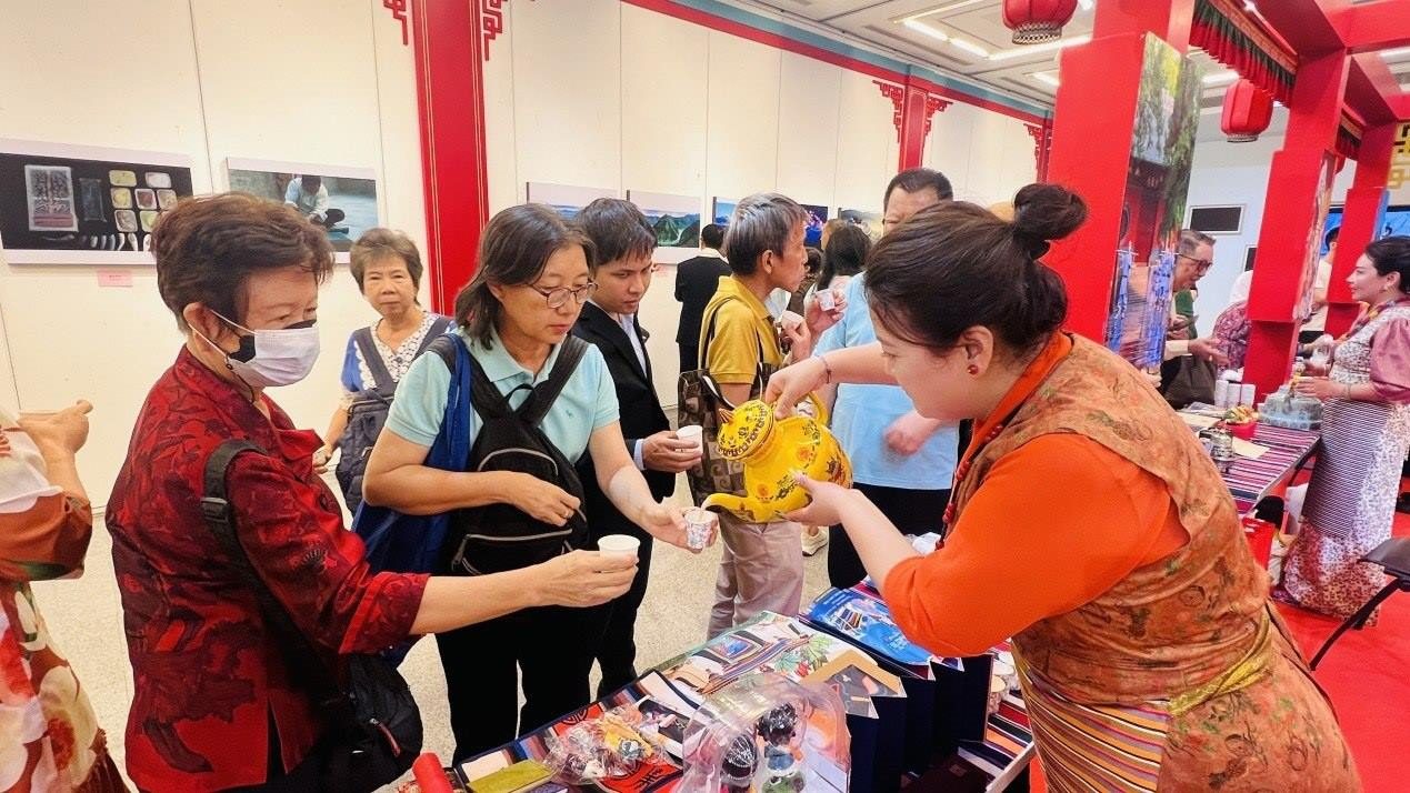 觀眾爭相體驗酥油茶。曼谷中國文化中心供圖