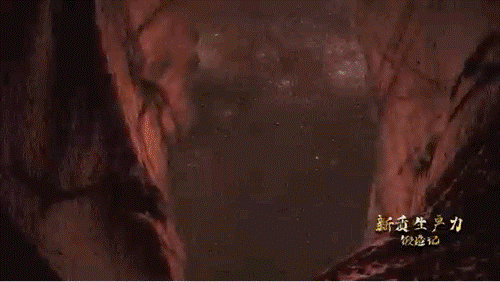 要甄別并發(fā)現(xiàn)暗物質(zhì)粒子，如同在一場人聲鼎沸的足球比賽現(xiàn)場聽見一根鋼針跌落的聲音。