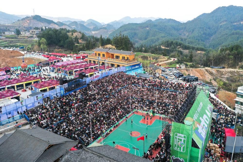 貴州省臺江縣舉辦的2024年“村BA”球王爭霸賽現(xiàn)場（2024年3月22日攝，無人機照片）。新華社記者 楊文斌 攝