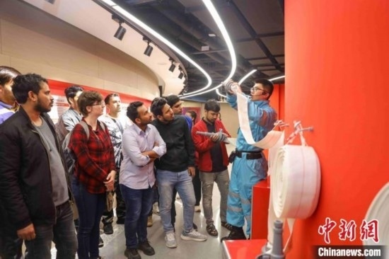 5月9日，工作人員指導留學生正確使用消防水帶。張鷹 攝