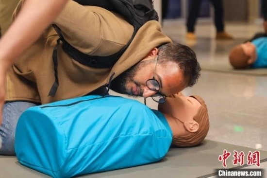 5月9日，留學生利用假人道具練習心肺復蘇技巧。張鷹 攝