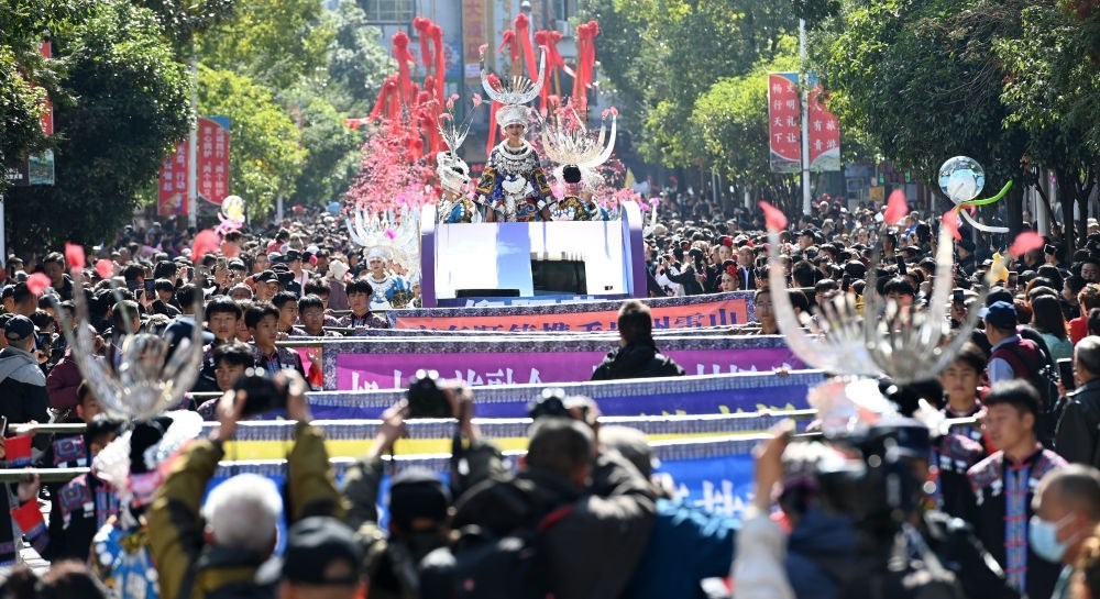在貴州雷山縣縣城，苗族群眾身著盛裝，載歌載舞參加苗年和鼓藏節(jié)的巡游活動（2023年11月16日攝）。新華社記者 楊楹 攝