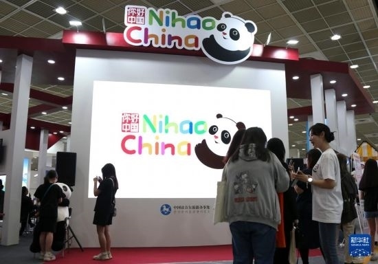 5月9日，在韓國(guó)首爾舉行的首爾國(guó)際旅游展上，參觀者在中國(guó)展區(qū)參加體驗(yàn)項(xiàng)目。新華社記者 姚琪琳 攝