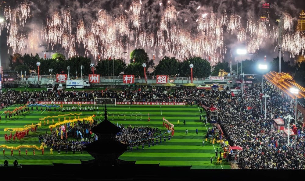 在貴州省榕江縣舉行的2024全國“村晚”示范展示活動暨貴州“村超村晚”活動中，音樂煙花秀精彩上演（2024年2月3日攝，無人機照片）。新華社記者 劉續(xù) 攝