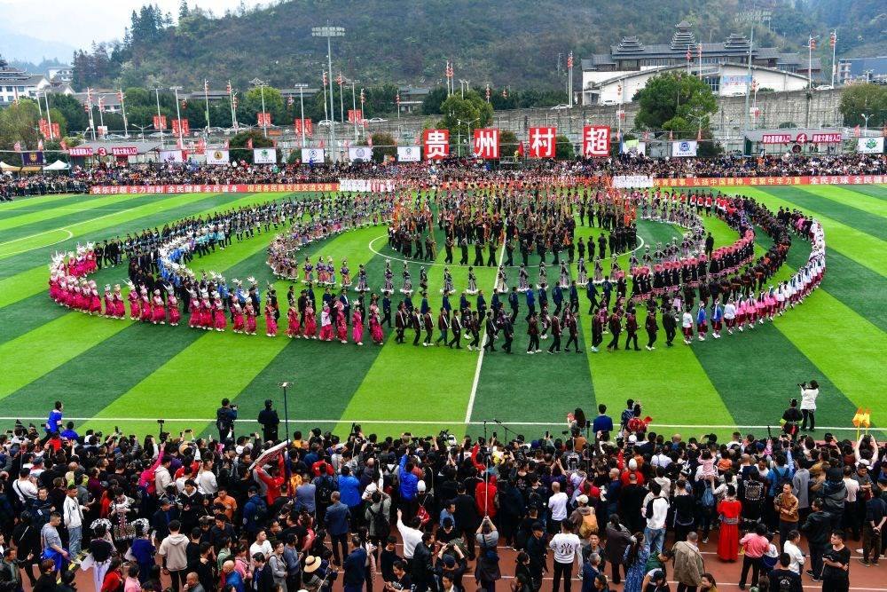 演員在貴州省榕江縣舉辦的2024年第二屆貴州“村超”總決賽開幕式上表演節(jié)目（2024年3月16日攝）。新華社記者 楊文斌 攝