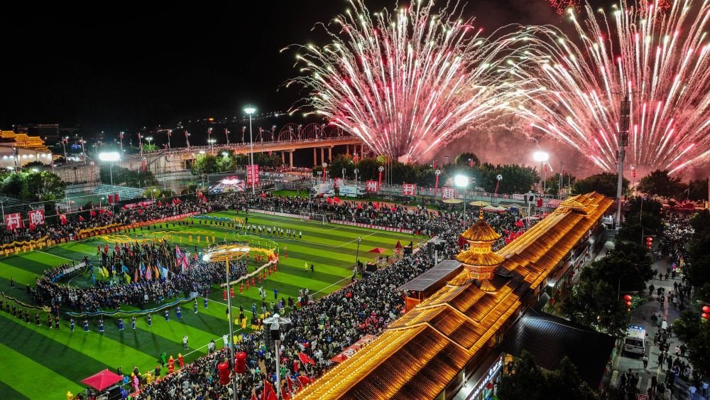 在貴州省榕江縣舉行的2024全國“村晚”示范展示活動暨貴州“村超村晚”活動中，音樂煙花秀精彩上演（2024年2月3日攝，無人機照片）。新華社記者 劉續(xù) 攝