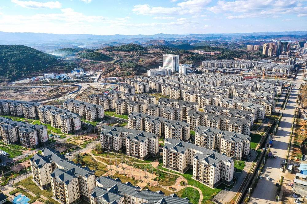 貴州省威寧縣五里崗街道朝陽新城易地扶貧搬遷安置小區(qū)（2021年11月28日攝，無人機照片）。新華社記者 楊文斌 攝