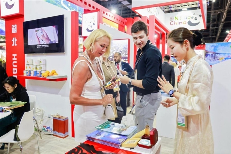 觀眾在參觀中國展臺(tái)。錢文康攝