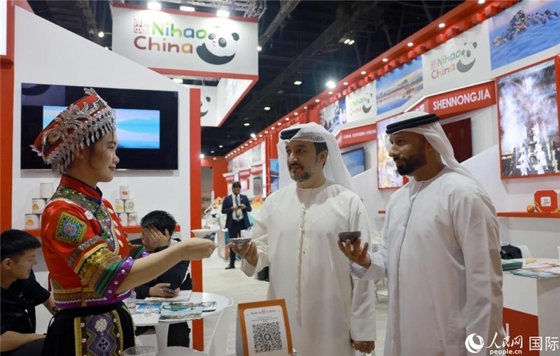 兩名阿聯(lián)酋觀眾在品嘗湖北名茶。人民網(wǎng)記者管克江攝