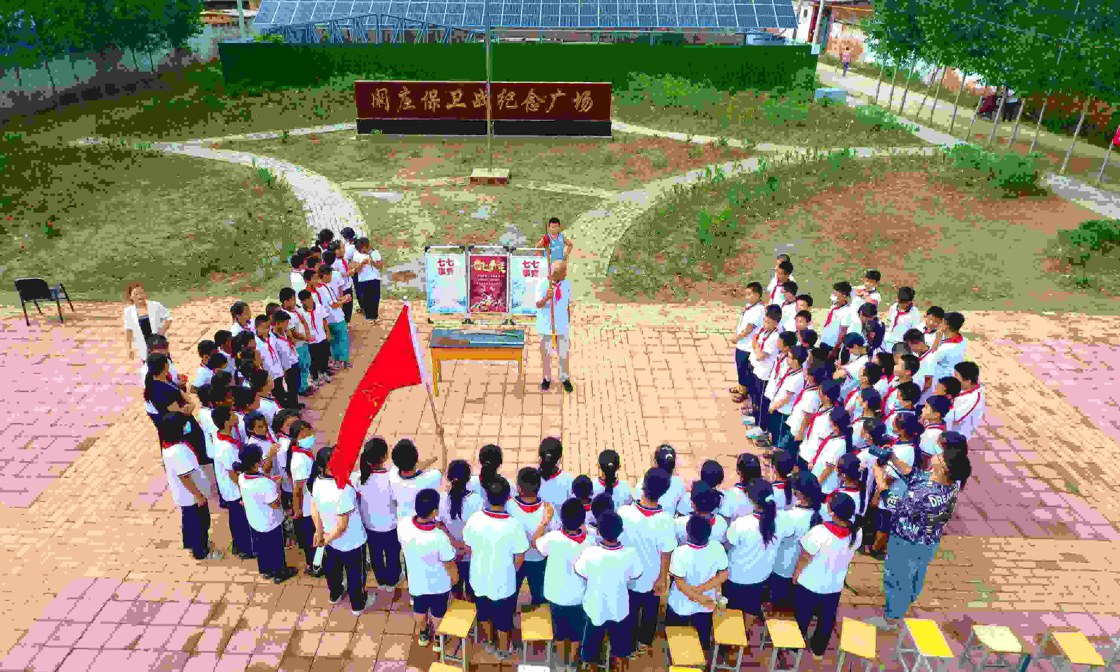 2022年7月6日，山東省聊城市，在茌平區(qū)菜屯鎮(zhèn)闞莊村的闞莊保衛(wèi)戰(zhàn)紀念廣場，闞莊保衛(wèi)戰(zhàn)親歷者王光木老人為小學生們講述抗戰(zhàn)故事，展示大刀、長矛。