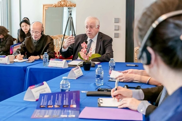 法蘭西科學院副院長、巴黎地理學會主席讓-羅伯特·馬里·皮特先生發(fā)言（圖片：中國傳媒大學