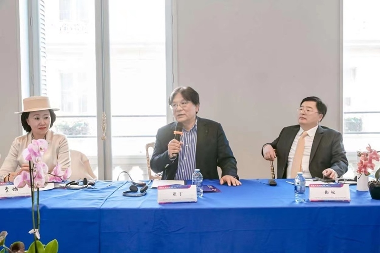 法中交流促進會會長、作家、翻譯家、法國最高榮譽騎士勛章獲得者亞丁發(fā)言（圖片：中國傳媒大學