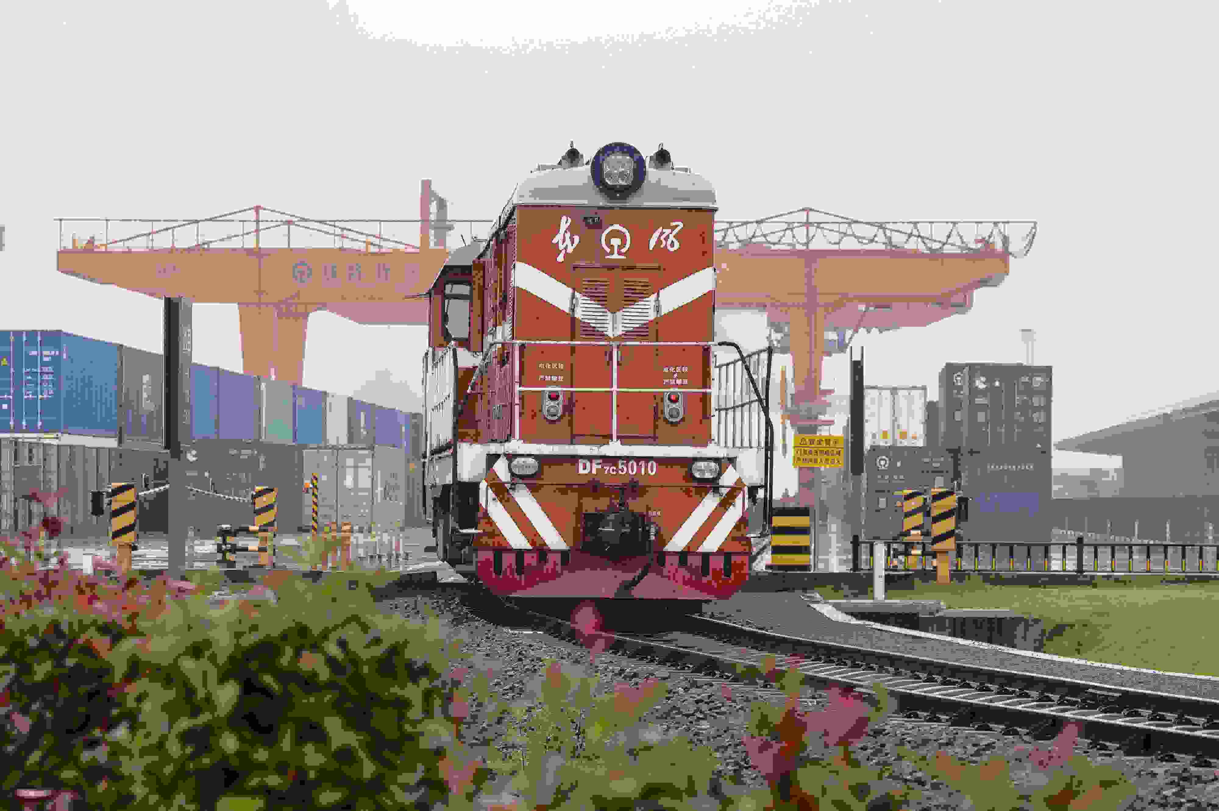 2024年5月5日，“五一”假期最后一天。在浙江省金華市金東區(qū)鐵路金華南站，一列滿載110標(biāo)箱的中歐班列緩緩啟程駛往匈牙利。