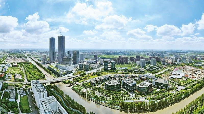 建立全國第一個國際貿(mào)易“單一窗口”，開設(shè)全國第一批自由貿(mào)易賬戶，設(shè)立全國第一家外商獨資醫(yī)院、第一家外商獨資公募基金公司、第一家外商獨資汽車制造企業(yè)……中國（上海）自由貿(mào)易試驗區(qū)掛牌以來，誕生了若干個“全國第一”，在制造業(yè)、金融業(yè)等數(shù)十個開放領(lǐng)域，實現(xiàn)一批全國首創(chuàng)項目落地。圖為上海自貿(mào)區(qū)張江片區(qū)（2023年9月10日攝，無人機(jī)照片）。 新華社記者 方喆/攝