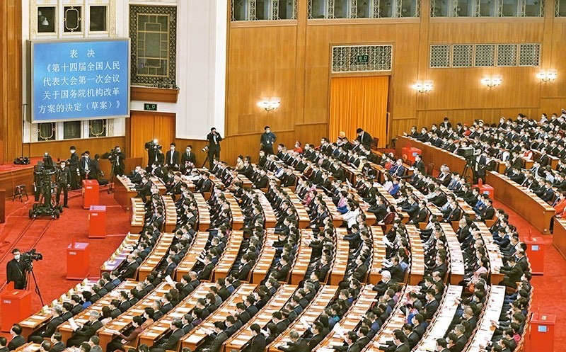 2023年3月10日，十四屆全國人大一次會議在北京人民大會堂舉行第三次全體會議，表決通過了關(guān)于國務(wù)院機(jī)構(gòu)改革方案的決定。圖為會議現(xiàn)場。 新華社記者 岳月偉/攝