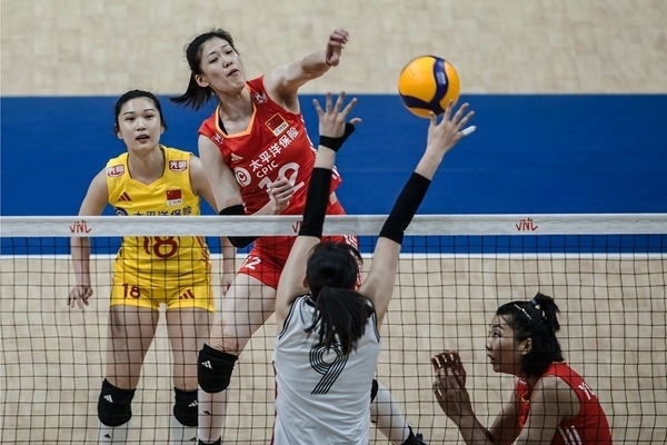李盈瑩(上)扣球。圖片來源：國(guó)際排聯(lián)