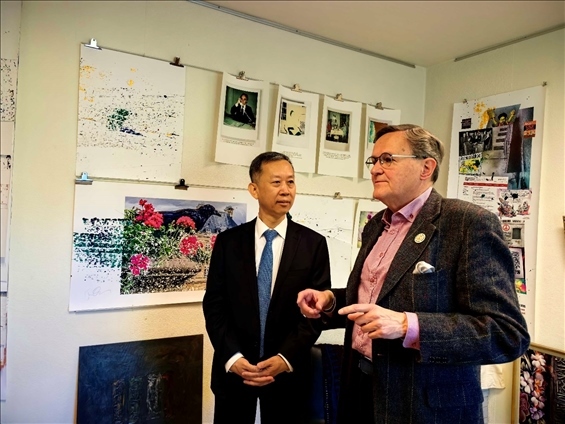 中國(guó)駐瑞典大使崔愛(ài)民和瑞典跨國(guó)和平與未來(lái)研究基金會(huì)主席約貝里。 中國(guó)駐瑞典大使館供圖