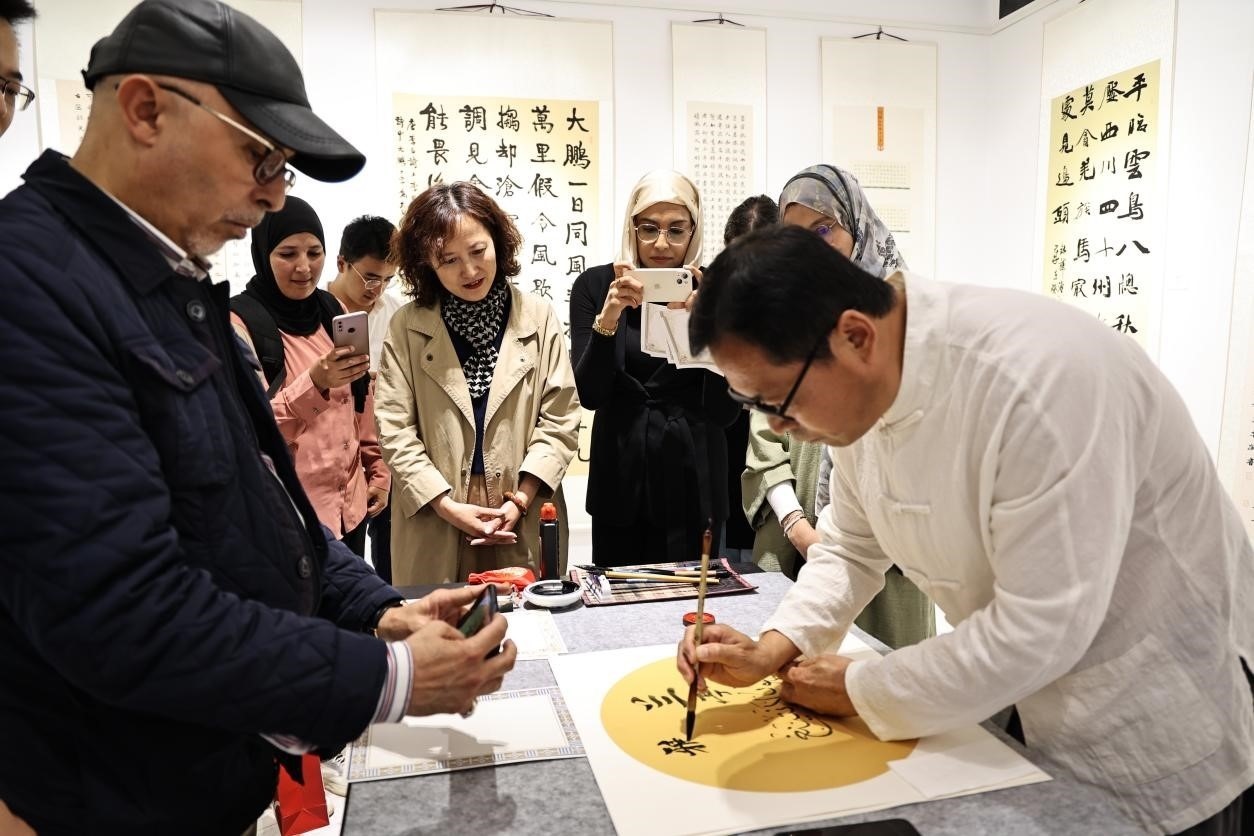 中摩書法老師在共同創(chuàng)作。拉巴特中國文化中心供圖