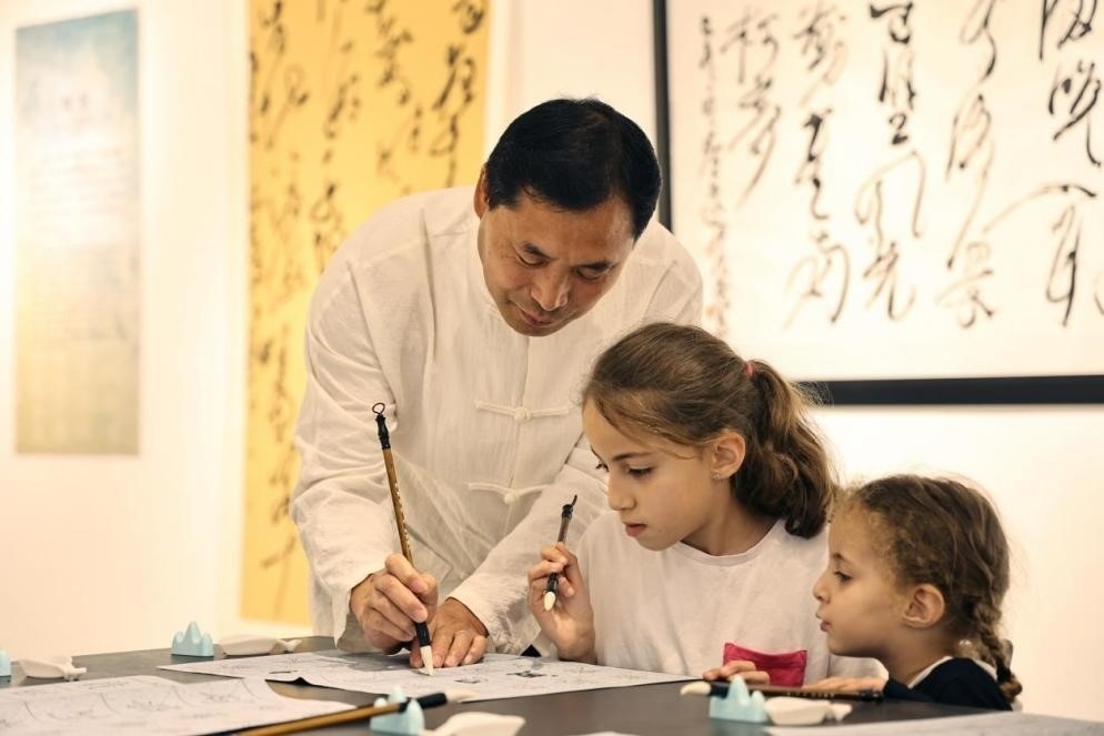 中國書法老師帶領(lǐng)現(xiàn)場觀眾體驗書法。拉巴特中國文化中心供圖