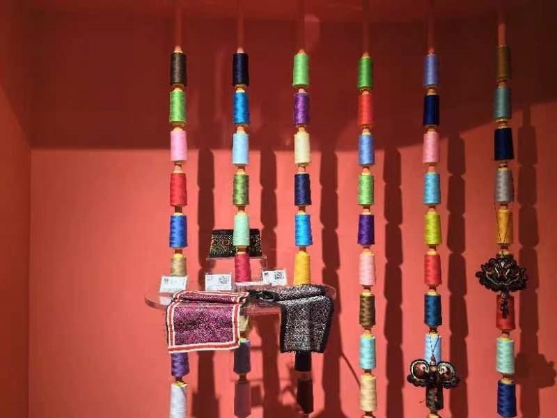 貴州省民族博物館內(nèi)展示的色彩斑斕的苗繡原材料及繡片（2024年4月27日攝）。新華社記者 楊欣 攝