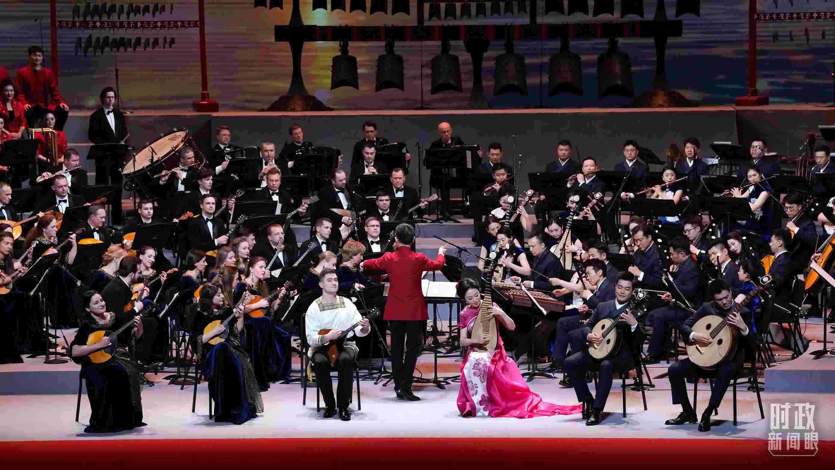 △前來參加音樂會的中俄藝術(shù)家匯聚一堂。（總臺央視記者李增仁、國廣記者李晉拍攝）