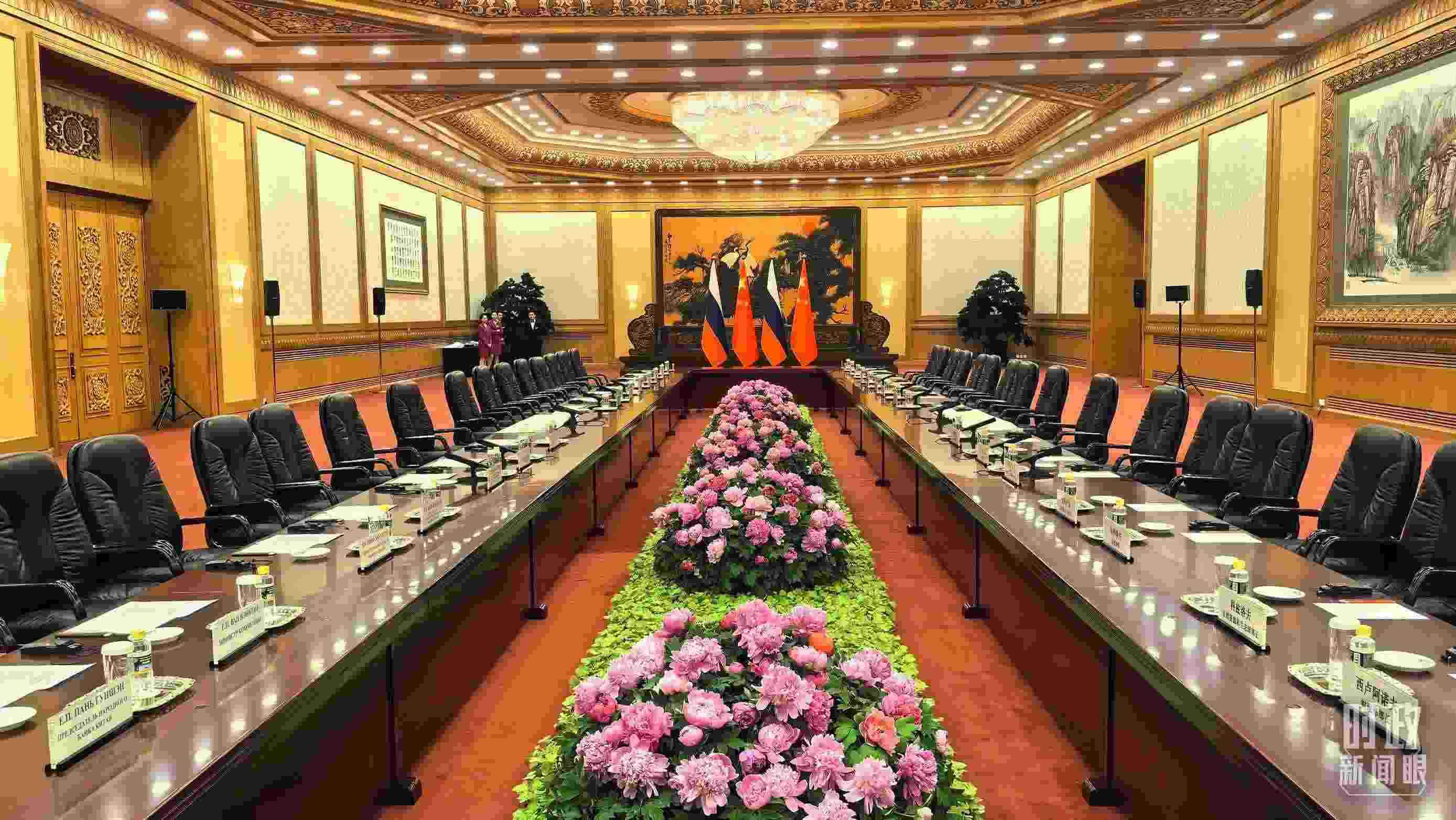 △中俄兩國元首隨后主持大范圍會談，這是會談開始前的現(xiàn)場。（總臺央視記者鄂介甫拍攝）