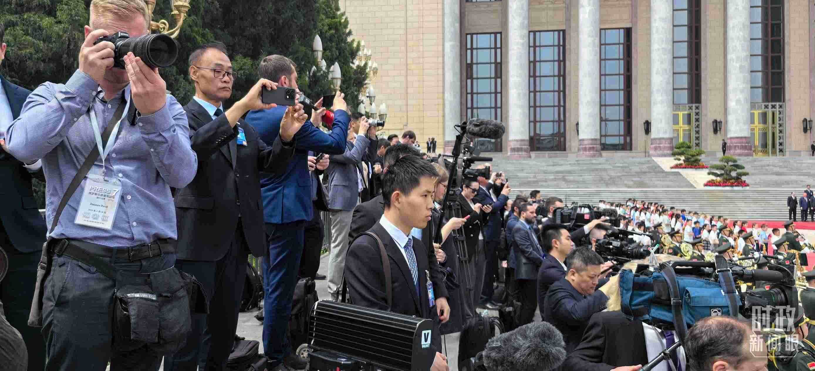 △當天參與現(xiàn)場報道的中外記者。（總臺央視記者楊波、王子杭拍攝）