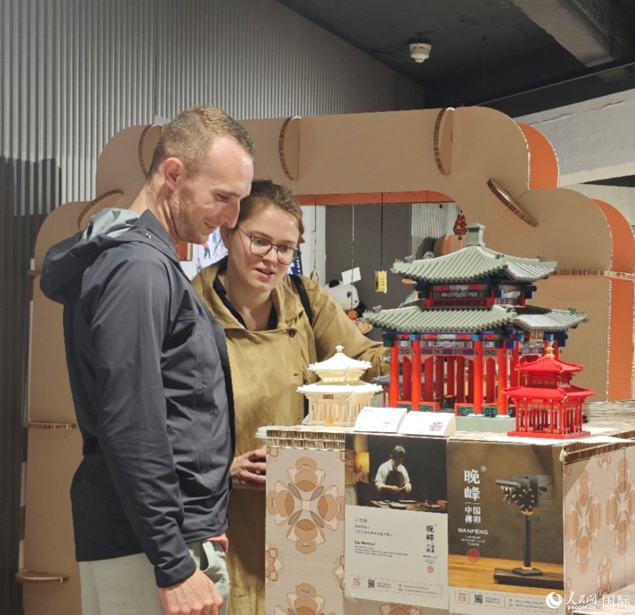 英國觀眾在欣賞中國傳統(tǒng)榫卯結(jié)構(gòu)建筑模型。邢雪攝