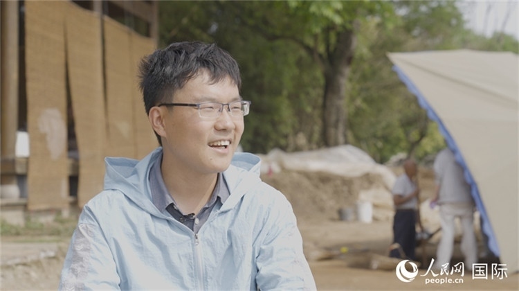 四川省文物考古研究院館員許丹陽接受人民網(wǎng)采訪。人民網(wǎng)記者 張榮攝