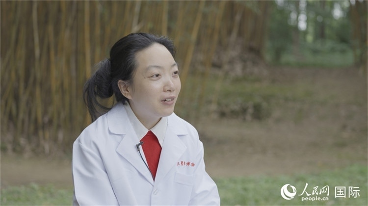 三星堆博物館文物修復師謝麗接受人民網(wǎng)采訪。人民網(wǎng)記者 張榮攝