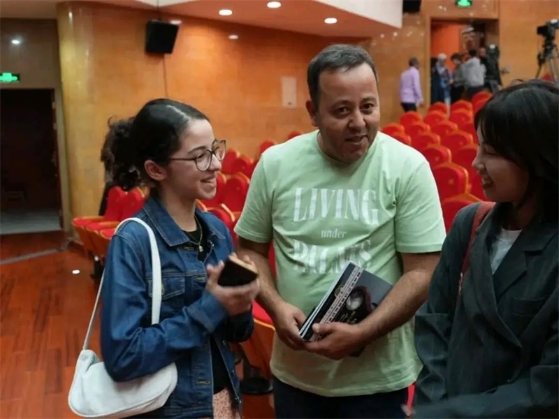 阿爾及利亞市民拉納·艾薩尼和她父親現場聆聽中阿交響樂演出 。蘇州交響樂團供圖