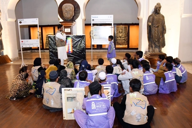 志愿者在博物館給孩子們開展互動講解。“犍陀羅守護人”供圖