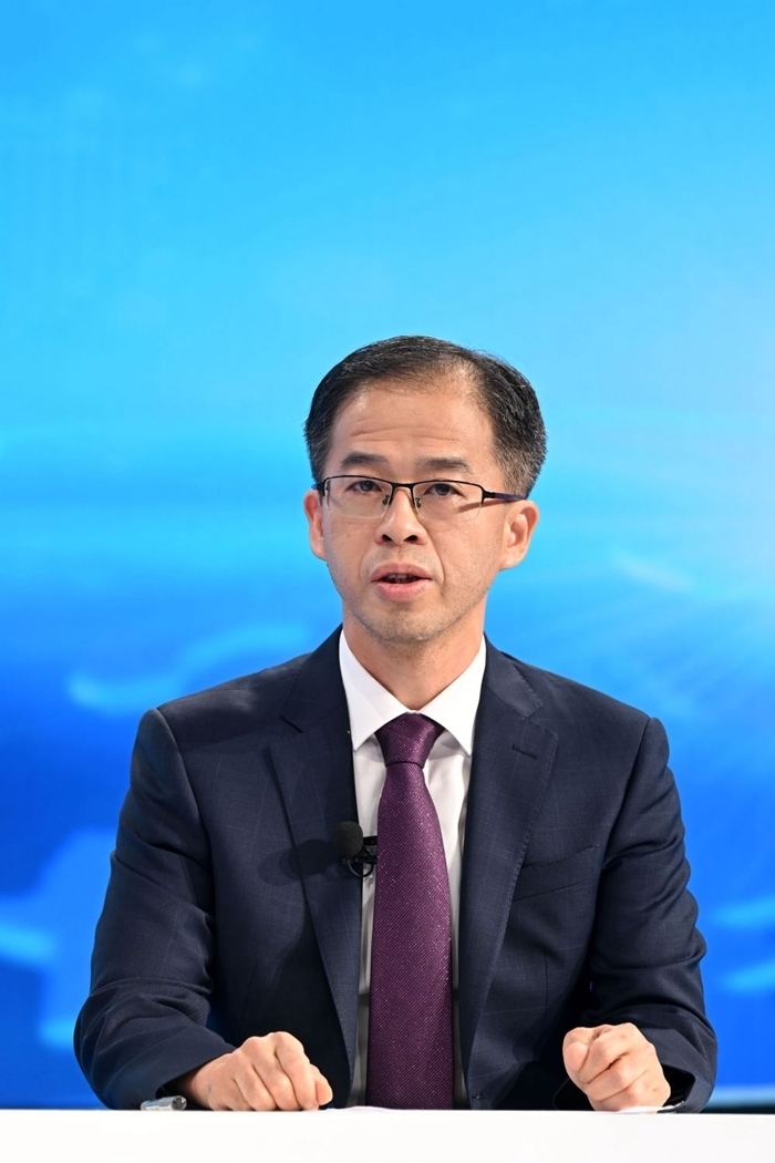 商務(wù)部政研室副主任丁維順在“中國(guó)經(jīng)濟(jì)圓桌會(huì)”錄制現(xiàn)場(chǎng)交流發(fā)言。新華社記者 金良快 攝