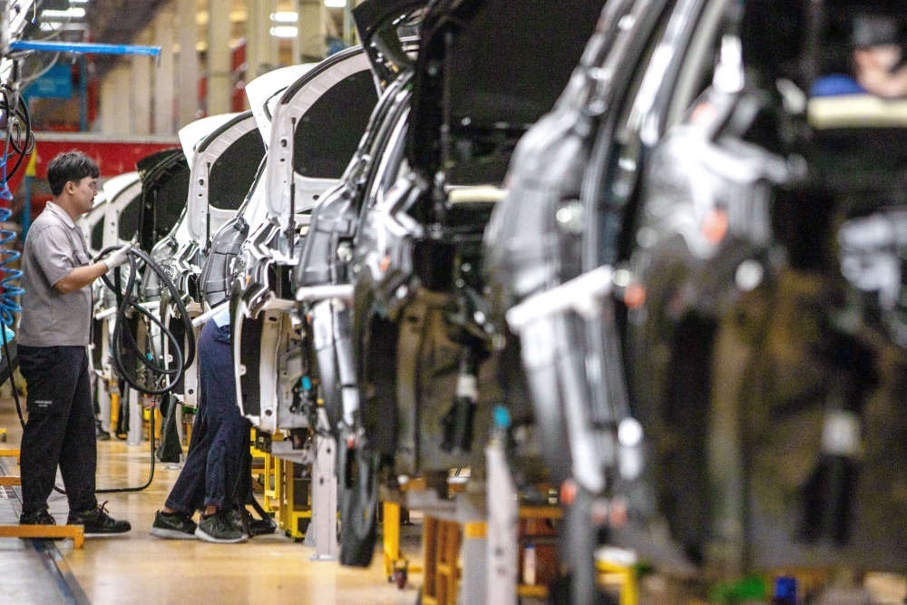 2023年9月7日，在位于泰國(guó)春武里府的上汽正大公司汽車工廠，工人在生產(chǎn)車間內(nèi)工作。新華社記者 王騰 攝