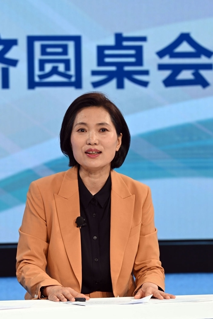 中國(guó)宏觀經(jīng)濟(jì)研究院對(duì)外經(jīng)濟(jì)研究所研究員曲鳳杰在“中國(guó)經(jīng)濟(jì)圓桌會(huì)”錄制現(xiàn)場(chǎng)交流發(fā)言。新華社記者 金良快 攝